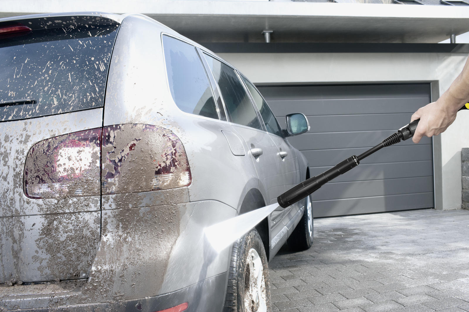 A magasnyomású mosó hasznosítása az autó tisztításában